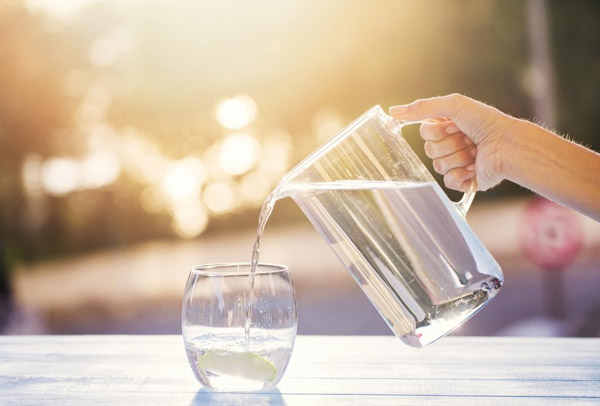 Uống nhiều nước giúp tăng cường thải trừ axit uric ra ngoài cơ thể
